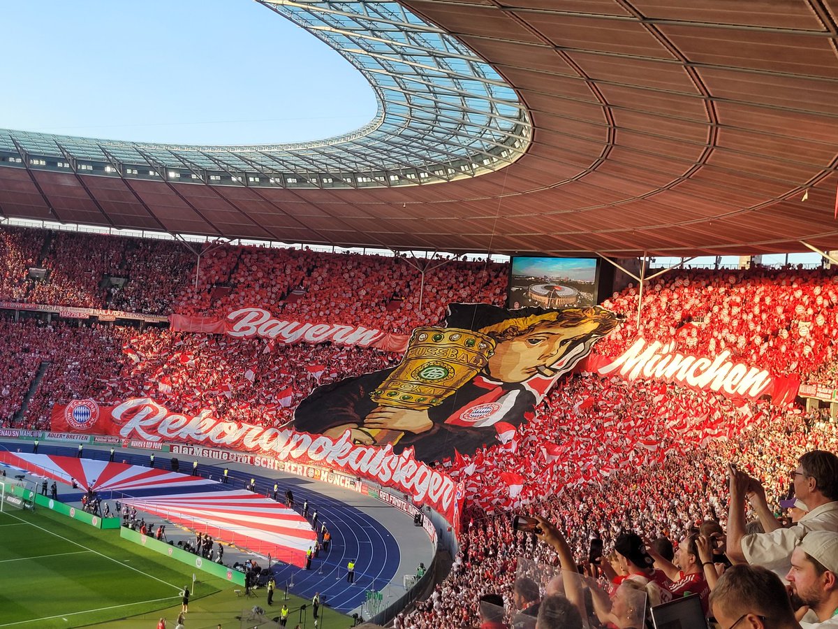 AZ_Strasser's tweet photo. Na denn. Die Choreos auf jeden Fall CL-Final-reif. 
#FCBVfB https://t.co/OIcM6hykpb