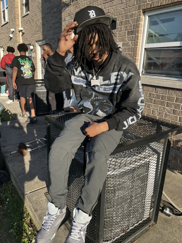 dubbgotdogshit's tweet photo. 5’7 blowing 5.7s ain’t that ironic ❗️ https://t.co/OzDaJ3CJrQ