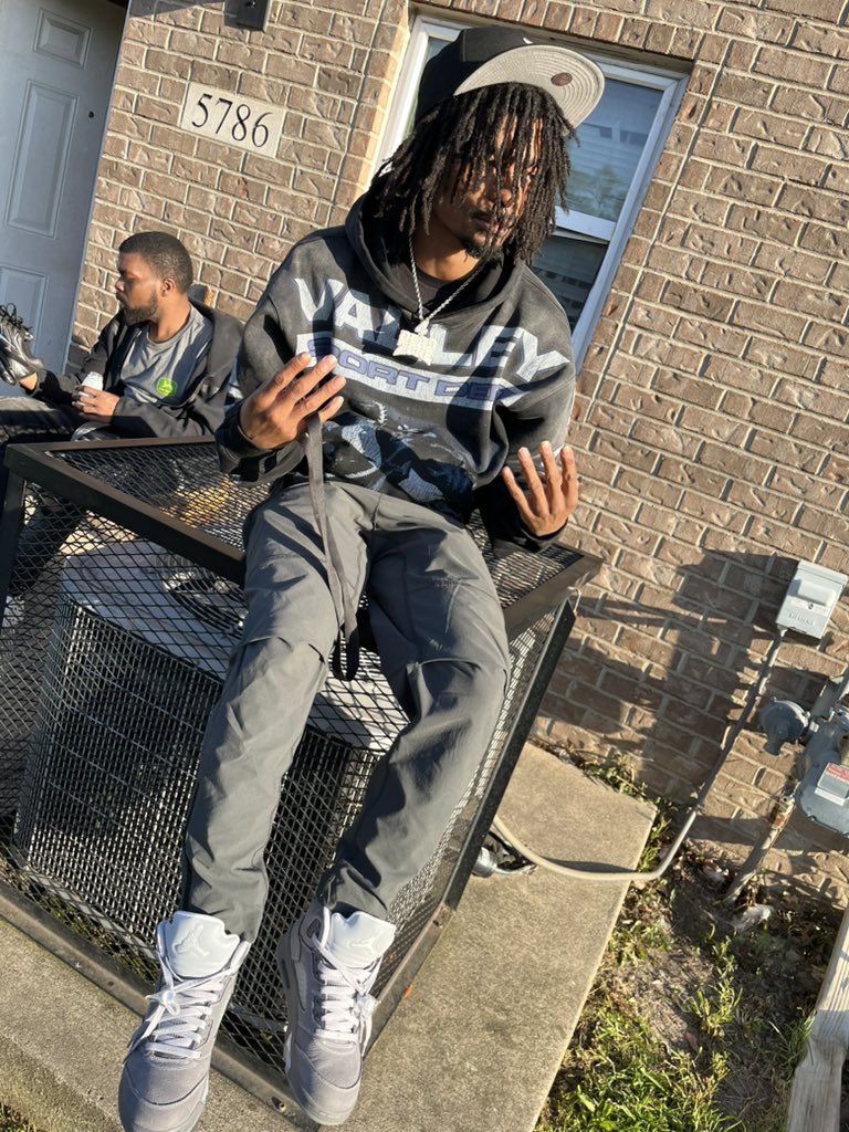 dubbgotdogshit's tweet photo. 5’7 blowing 5.7s ain’t that ironic ❗️ https://t.co/OzDaJ3CJrQ