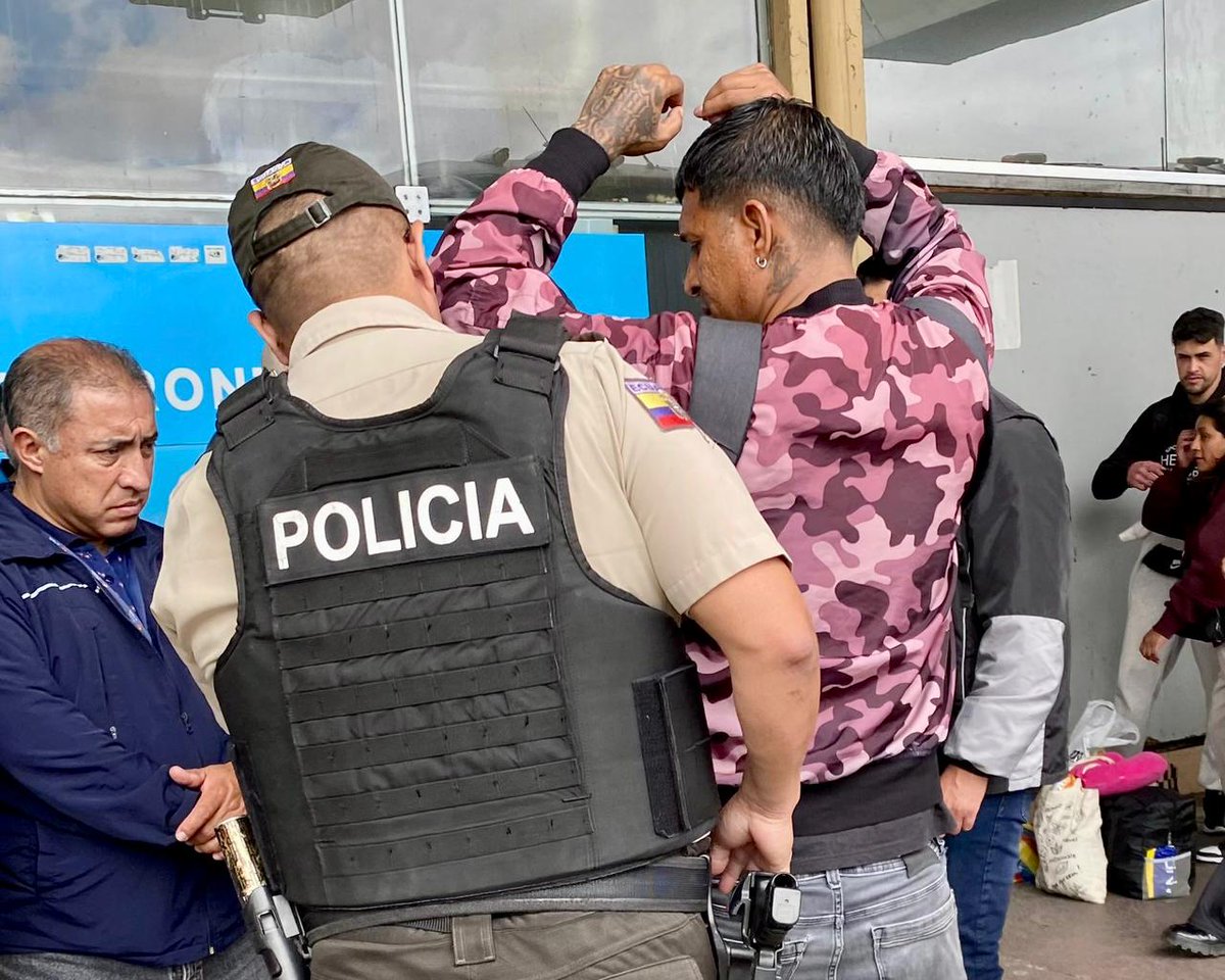 goberazuay's tweet photo. 🚍👮🏽‍♂️Controles intensificados por el feriado en el Terminal Terrestre de #Cuenca.

La Gobernación del Azuay junto a Policía Nacional, Intendencia General de Policía, ANT y EMOV ejecutaron un operativo de control y seguridad en el Terminal Terrestre y sus alrededores.
Realizamos:⤵️ https://t.co/YL5rKk8iGY