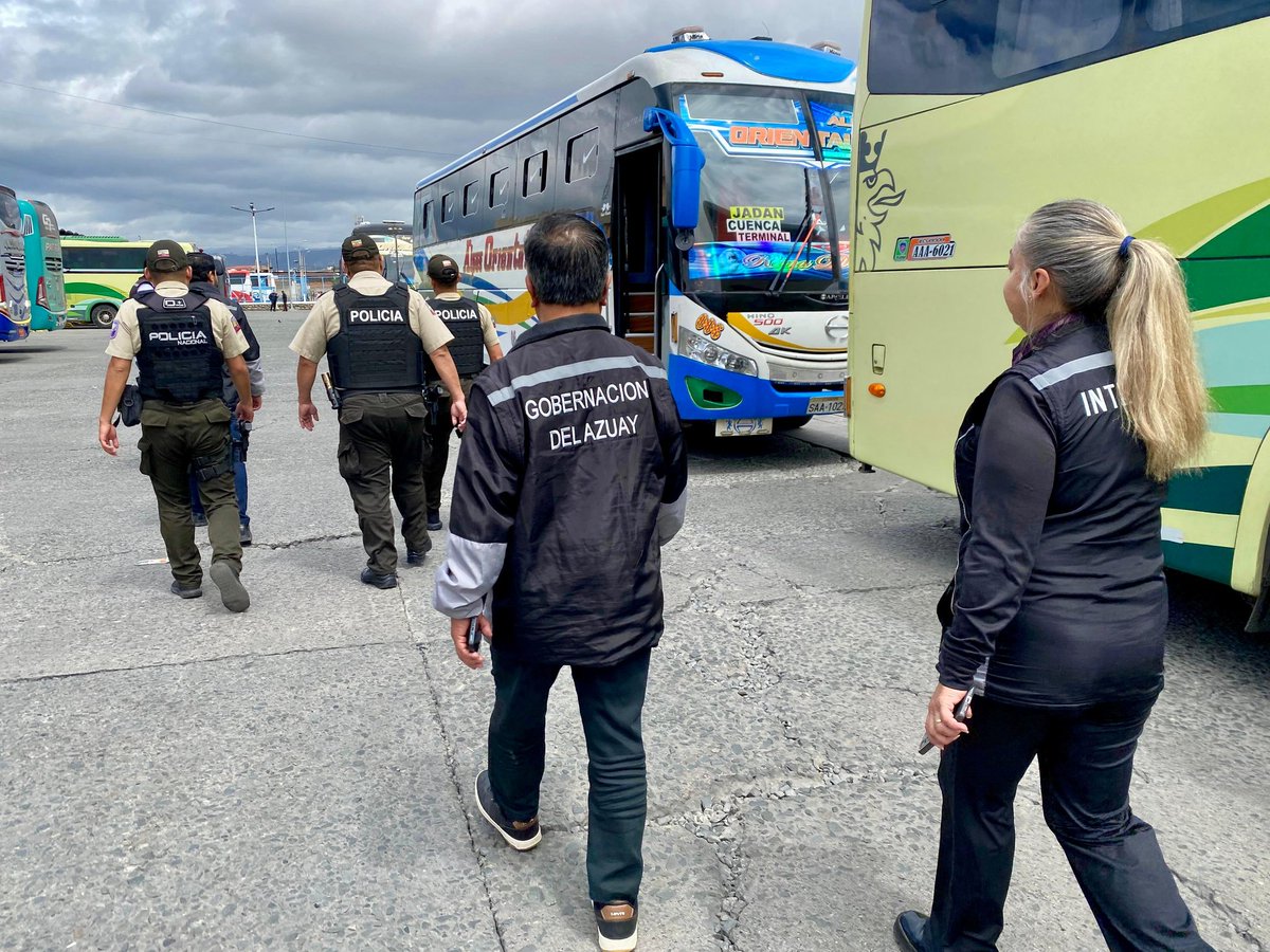 goberazuay's tweet photo. 🚍👮🏽‍♂️Controles intensificados por el feriado en el Terminal Terrestre de #Cuenca.

La Gobernación del Azuay junto a Policía Nacional, Intendencia General de Policía, ANT y EMOV ejecutaron un operativo de control y seguridad en el Terminal Terrestre y sus alrededores.
Realizamos:⤵️ https://t.co/YL5rKk8iGY