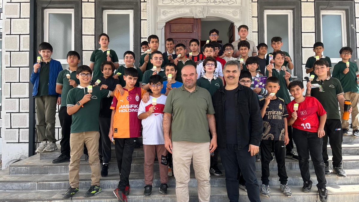 adimder02's tweet photo. “ *Bir Cami Bir Nefes* projemiz sadece bir temizlik çalışması değil;gençlerimizin cami merkezli bir gönül ve kardeşlik ikliminde buluştuğu anlamlı bir hizmet hareketidir.
Gençlerimizle birlikte camilerimizde temizlik yaptık, sohbet ettik ve camileri kimsesiz bırakmadık
@onderihl https://t.co/20lbNbRGuB