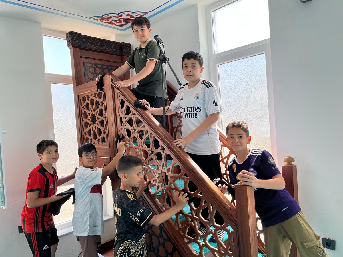 adimder02's tweet photo. “ *Bir Cami Bir Nefes* projemiz sadece bir temizlik çalışması değil;gençlerimizin cami merkezli bir gönül ve kardeşlik ikliminde buluştuğu anlamlı bir hizmet hareketidir.
Gençlerimizle birlikte camilerimizde temizlik yaptık, sohbet ettik ve camileri kimsesiz bırakmadık
@onderihl https://t.co/20lbNbRGuB
