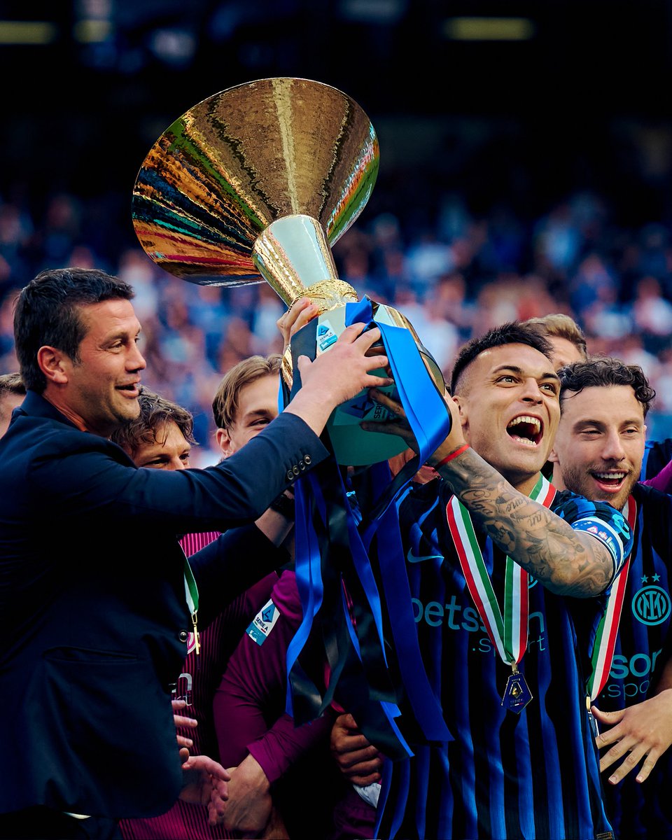 Saryndipity86's tweet photo. Grazie per questo viaggio straordinario, inaspettato e pieno di emozioni. Alla prossima stagione, mi mancherete. E non dimenticate: Siamo noi, siamo noiiiiii, i Campioni del double siamo noiiii... 🖤💙 https://t.co/sGvY4YoXke