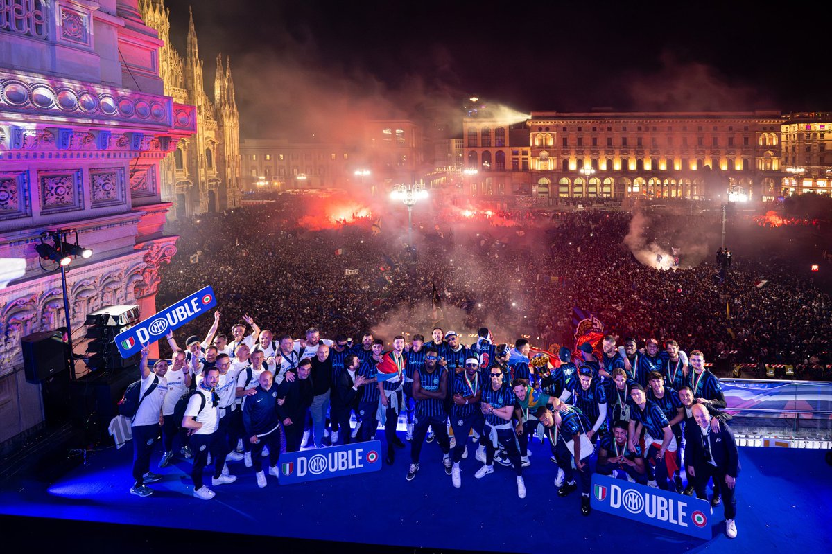 Saryndipity86's tweet photo. Grazie per questo viaggio straordinario, inaspettato e pieno di emozioni. Alla prossima stagione, mi mancherete. E non dimenticate: Siamo noi, siamo noiiiiii, i Campioni del double siamo noiiii... 🖤💙 https://t.co/sGvY4YoXke