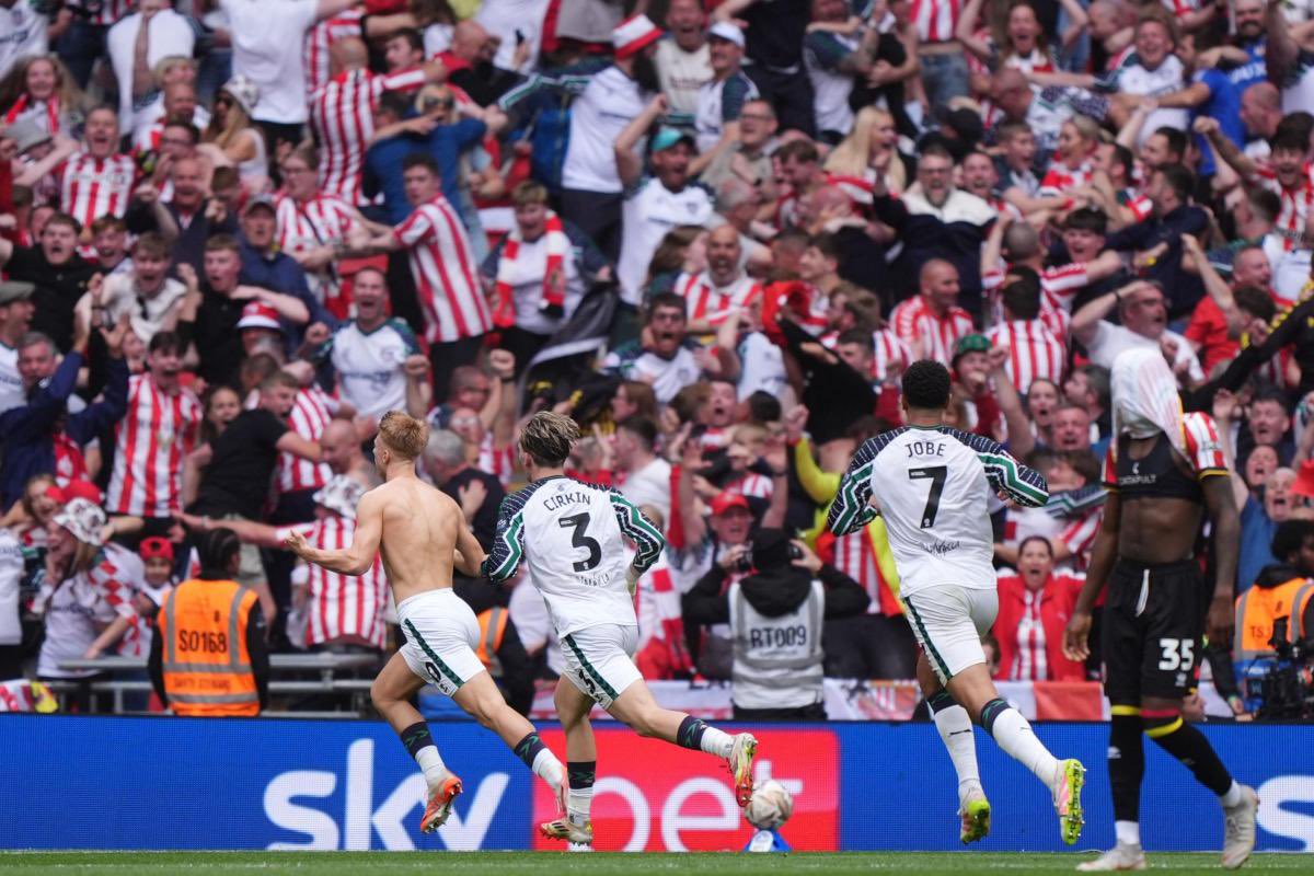 RokerReport's tweet photo. There’s something about 95th minute winners at the West End of Wembley Stadium. 👌🏻 https://t.co/XxR0zXi30W