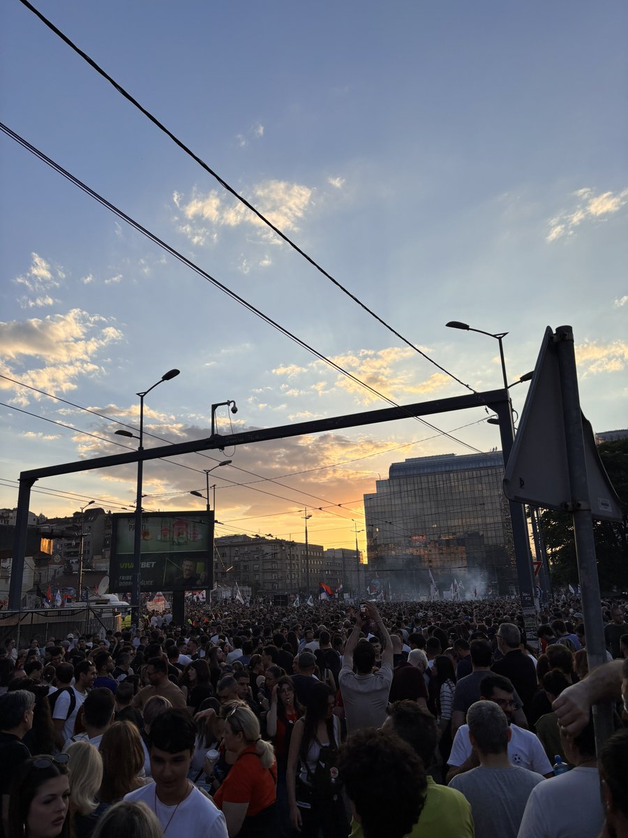 3mitzz's tweet photo. Neki lepi ljudi ponovo na istom mestu🍀 https://t.co/uMDKFzQypu