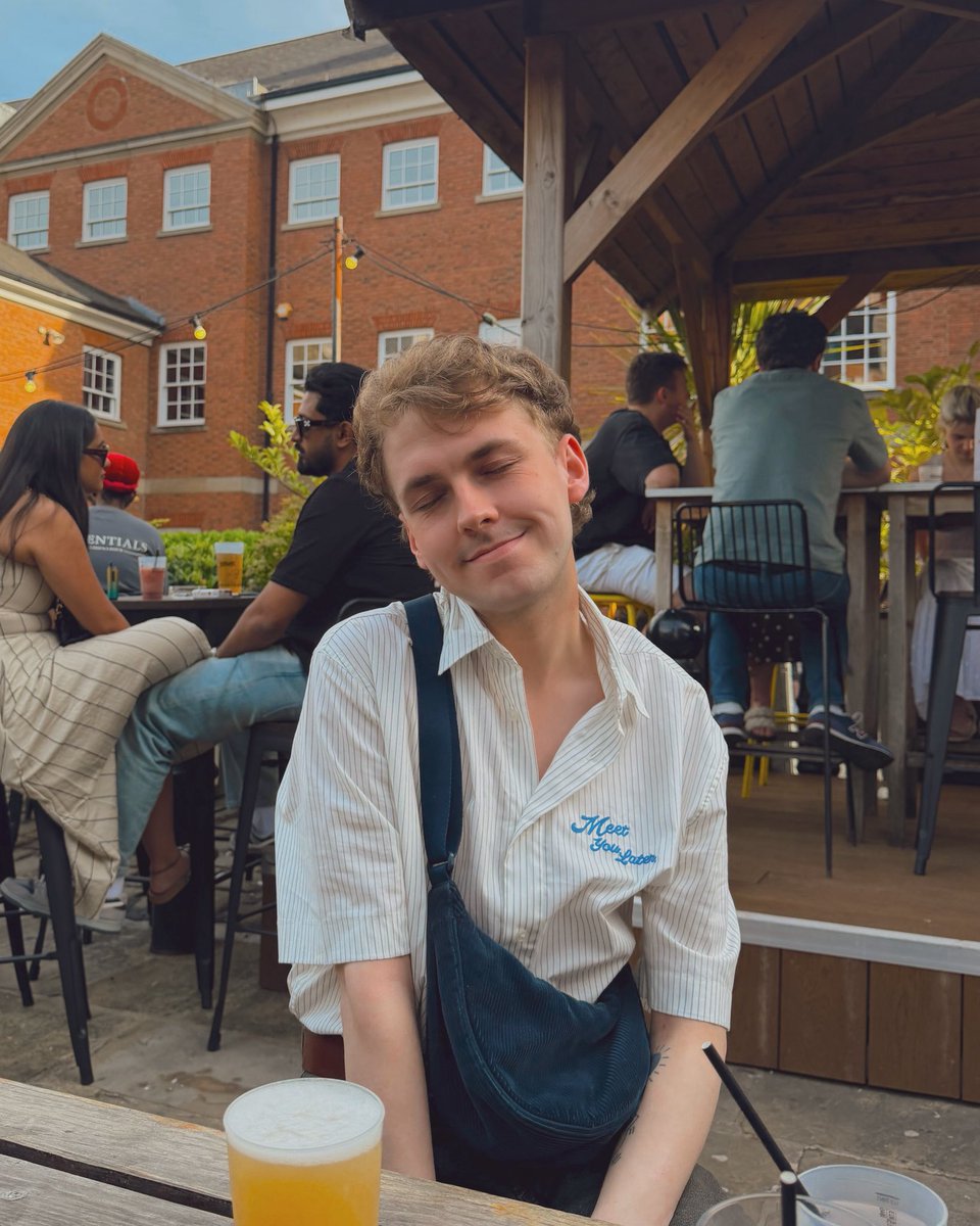aaronstruths's tweet photo. sun is out and it’s a bank holiday so the gays are OUT and DRINKING https://t.co/xcftmNb3tb