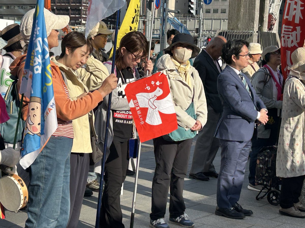 love919360009's tweet photo. 「通し行進」者3氏を囲んで札幌各区6コースの「核兵器廃絶」札幌平和行進集結集会^_^

札幌駅前に「青い空」「折り鶴」「民衆の歌」「イマジン」の歌声も響き、「人類絶滅まで85秒」とされた終末時計を止めようと。
声かけたマレーシアの若者も「核廃絶？」「日本だけ？世界中⁉️素敵💓」とずっと^_^ https://t.co/nOsyuQVaV0