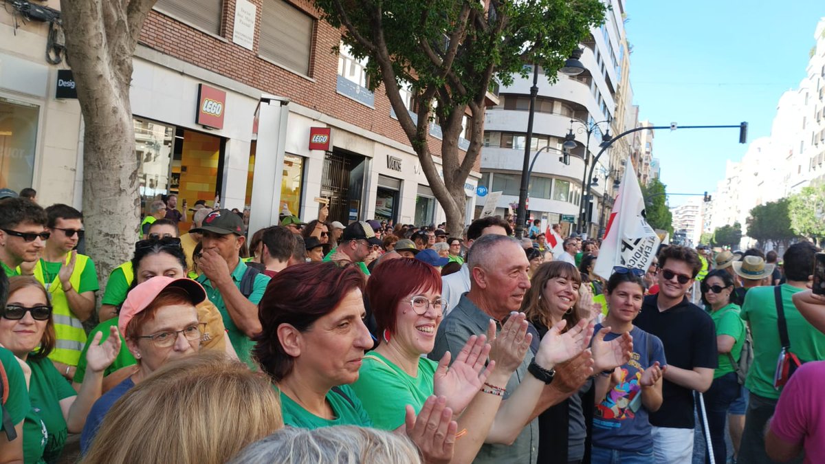 CompromisPaipor's tweet photo. 📣 València és un clam! Per una educació pública digna, de qualitat i en valencià. En suport al professorat en vaga indefinida i al costat de les comunitats educatives i les famílies.

#Compromís #Paiporta #MarianVal https://t.co/YaiWTYCnI0