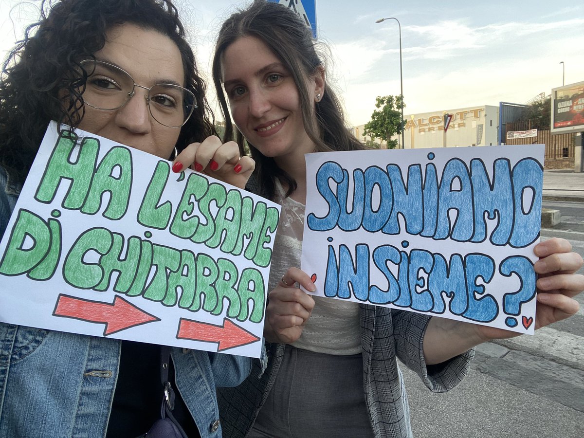 _Mayn1's tweet photo. Chitarrista to be e la sua piccola richiesta  💙🤣 quale miglior test se non con @MetaErmal #infila #napoli https://t.co/Z2riKb9U7U