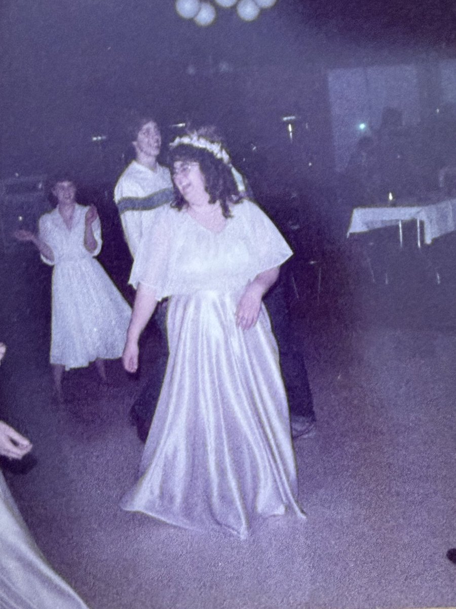 insxmnyac's tweet photo. my mom was such a cutie https://t.co/r7jteFgYYh