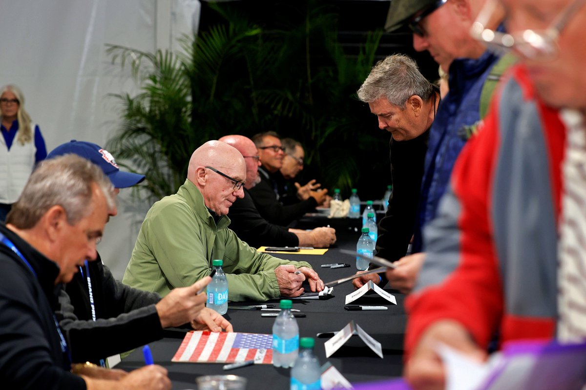 IMS's tweet photo. Long time no see! 👋
Icons of the #Indy500 returned to IMS to meet fans on #LegendsDay! https://t.co/rcL4AtQXDr