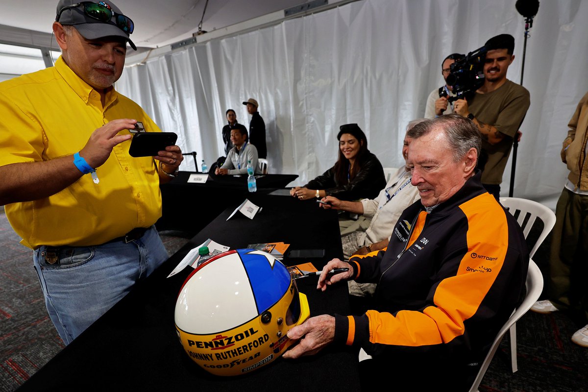 IMS's tweet photo. Long time no see! 👋
Icons of the #Indy500 returned to IMS to meet fans on #LegendsDay! https://t.co/rcL4AtQXDr