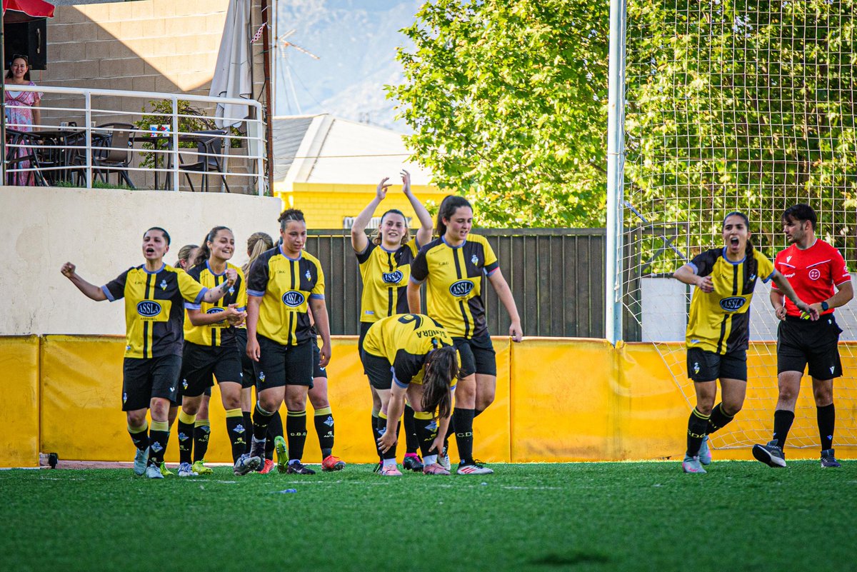 RFFM_oficial's tweet photo. 🔚 FINAL EN EL CHOPO 🏟️

El @cdgalapagarfem se proclama CAMPEÓN de Liga tras remontar al @Miramadrid_Dep e imponerse por 2-1 en la última jornada liguera.

¡Felicidades a ambos equipos por la excelente temporada y sus asensos a Autonómica!

¡ENHORABUENA CAMPEONAS! 🥇 https://t.co/WcWburVN6P