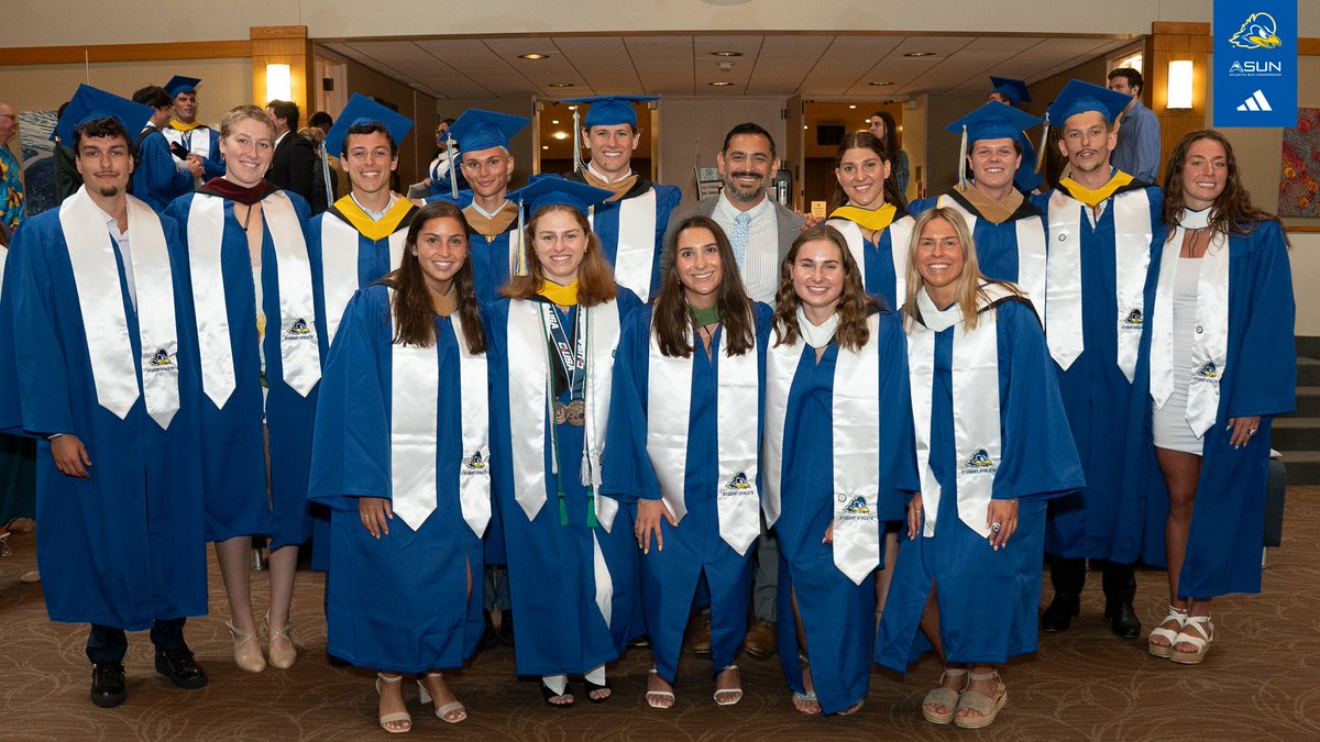 Delaware_Swim's tweet photo. So proUD of our graduates! 🎓 https://t.co/qp36dGk1Ey