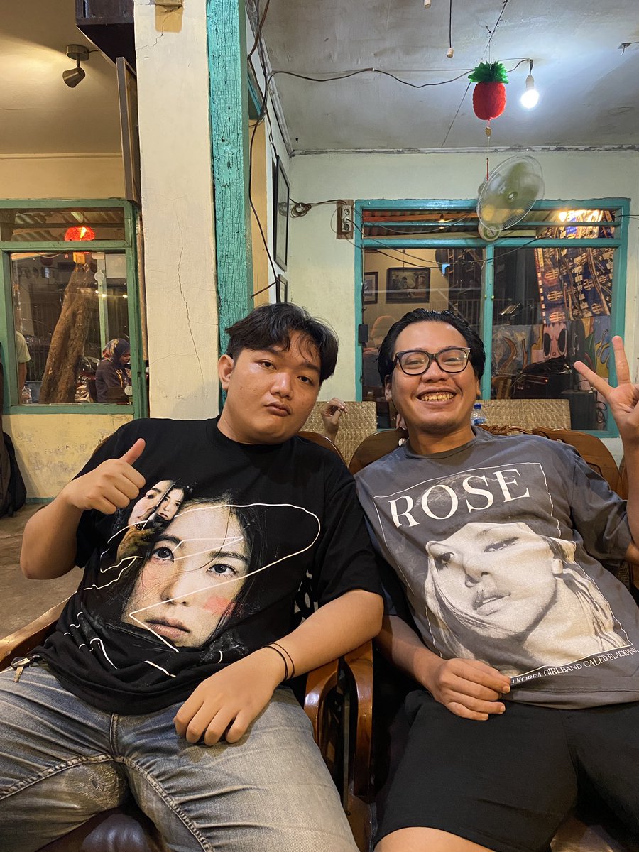 gerdynee's tweet photo. dari awalnya malem mingguan sama mereka, sekarang tiap minggu / tiap nongkrong dan ada yang join disebutnya tamu podcast. obrolannya selalu seru, tamunya temen-temen semasa SMP, ataus SMA, atau temen gang-annya Agung. beneran kalo ada kamera bakal jakpot banget. https://t.co/kBIGkyeMwf