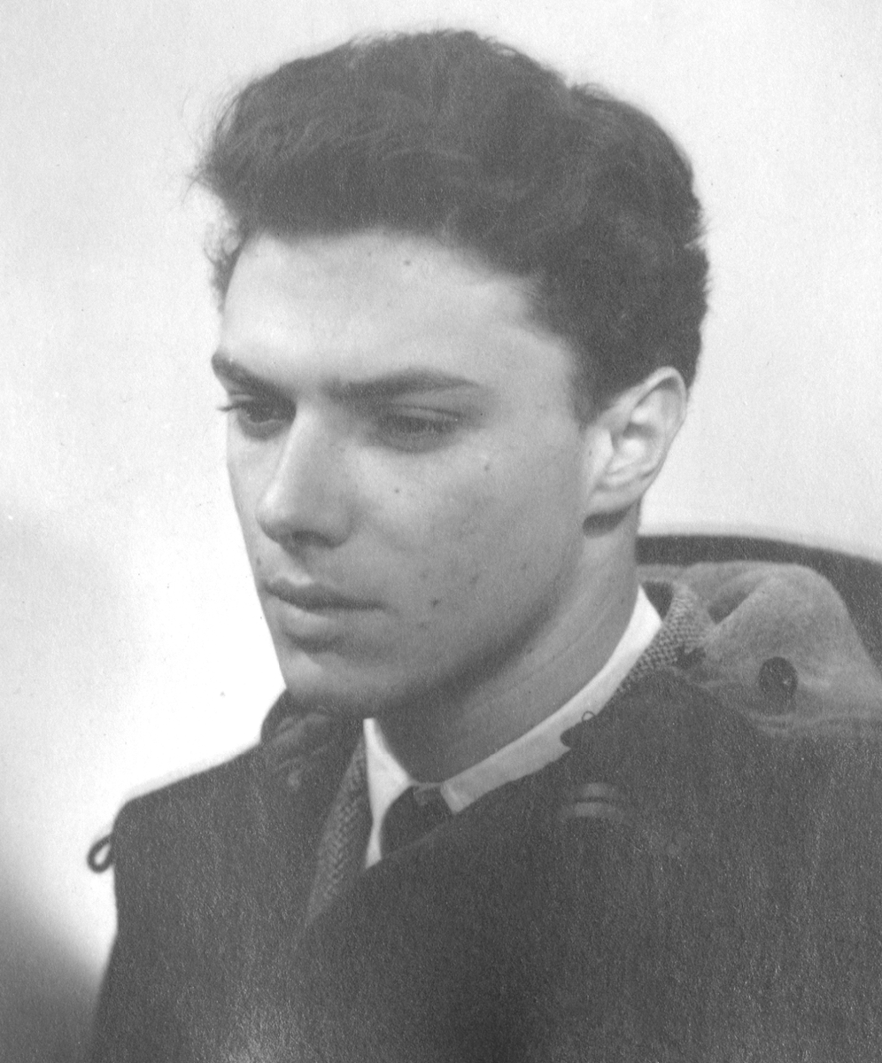CeJour_Histoire's tweet photo. Il débarque à Paris à 17 ans depuis Alexandrie. Il ne connaît personne. Il vend des recueils de poésie au porte-à-porte dans Saint-Germain-des-Prés.

Un jour, dans une librairie, il croise un homme à moustache et guitare. L'homme chante comme personne. Le gamin décide qu'il portera le même prénom. Georges, comme lui.

Il commence à écrire. On le présente à Édith Piaf. Elle a vingt ans de plus. Elle devient son amante. Il lui écrit Milord. Le titre fait le tour du monde.

Pendant dix ans, il compose pour les autres. Barbara, Dalida, Montand, Reggiani. Trois cents chansons. La France chante ses mots sans connaître son visage.

En 1969, il enregistre un titre qu'aucun éditeur ne voulait. Trop personnel. Le Métèque. Numéro un en France.

L'homme sans pays devient la voix de tous ceux qui n'en ont pas.

Il vivait île Saint-Louis. Il parcourait le monde à moto. Il revenait toujours à Paris.

Le 23 mai 2013, il y a treize ans jour pour jour, il s'est éteint à Nice.

Il s'appelait Giuseppe Mustacchi. Le monde l'a connu sous le nom de Georges Moustaki.