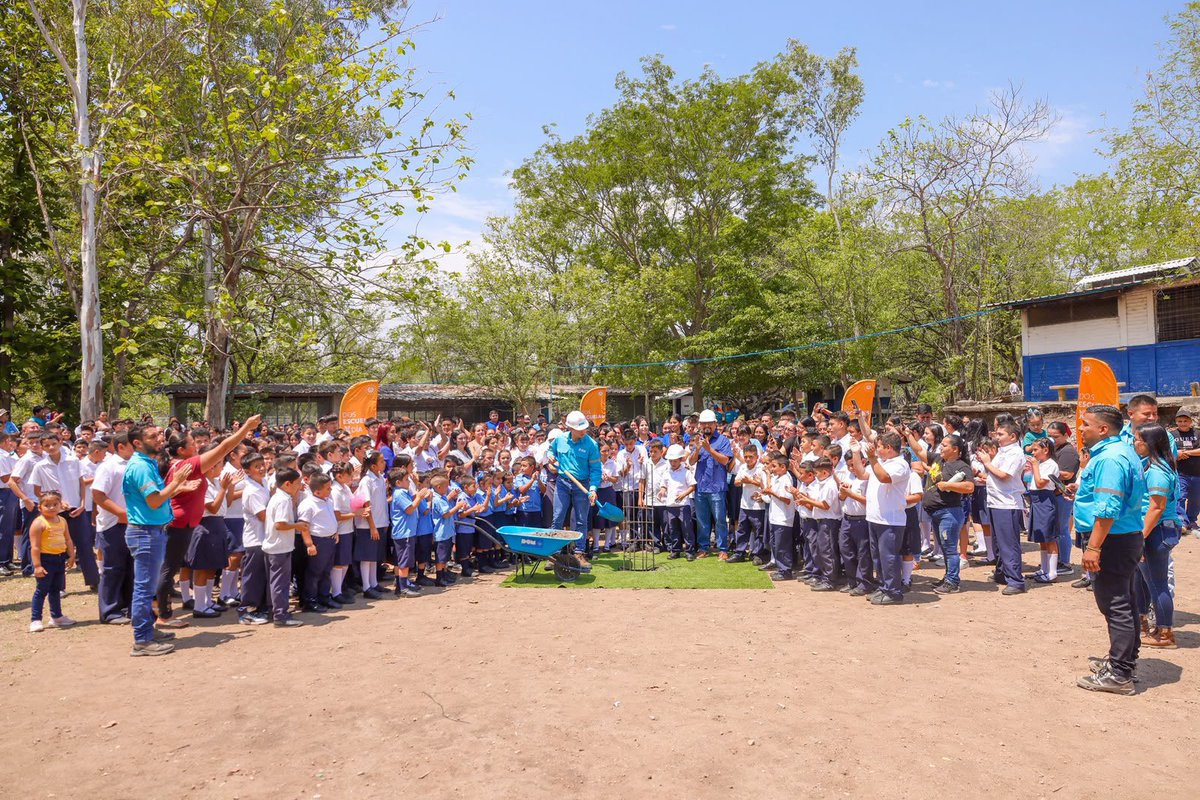 ObraMunicipal's tweet photo. 🎉👧🧒 ¡Los niños y niñas del Centro Escolar Caserío San Francisco, en el cantón Belén Güijat tendrán una escuela transformada! 🏫✨
Salones nuevos, áreas de juego increíbles 🎠⚽ y espacios pensados para que cada día la experiencia educativa sea más alegre, cómoda y digna. 🙌📚
#DOM #DosEscuelasXDía