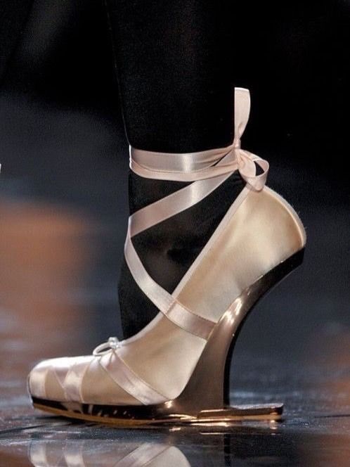 pamvonhadder's tweet photo. jean paul gaultier fall 2011, ballerina heels 🩰 https://t.co/pRpsJzSMoD
