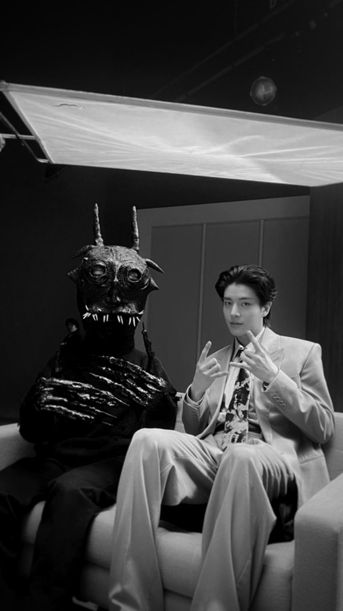 monarchyas's tweet photo. Me and my ugly midnight thoughts catching up like old friends. https://t.co/eAmenhvsSX