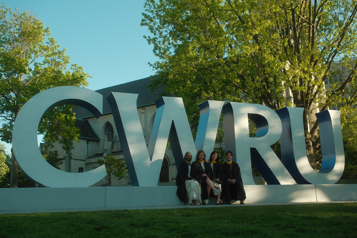 MandelSchool's tweet photo. #CWRUCommencement photo dump 🎓✨ https://t.co/qGotJ6m5bZ