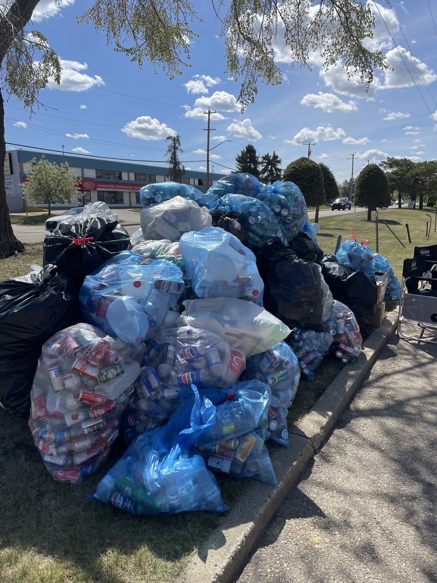 KellyMacFarlane's tweet photo. @SAFEteamrescue End of hour two and we are looking good! Beautiful day for a bottle drive! We will be at 4610 97 st til 1 pm! #yeg #yegpets https://t.co/sk52XNOM8j