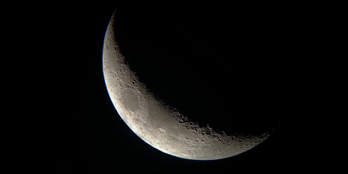 hajaralls's tweet photo. staring at the same moon https://t.co/2JWQ42AXKq