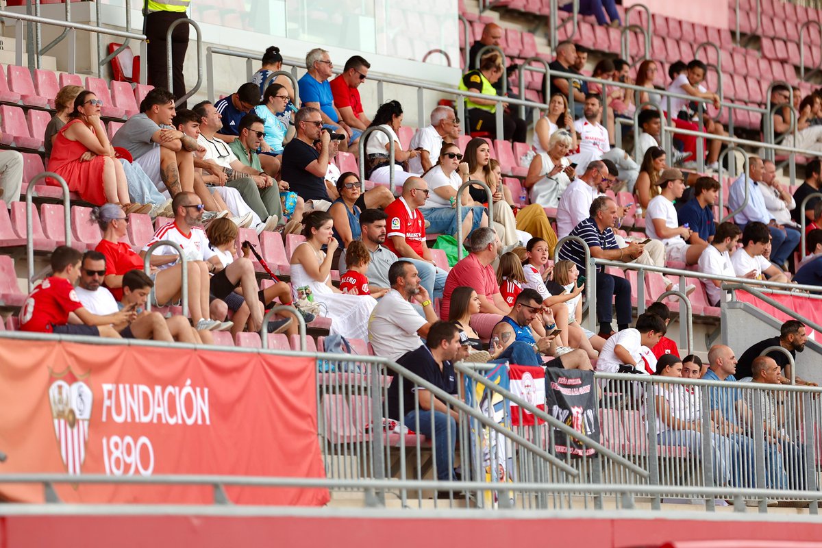 CanteraSFC's tweet photo. 68' | ¡325 sevillistas acompañan al filial en la última cita de la temporada! ¡Muchas gracias, afición!

#SevillaAtlético 1-1 @AD_Alcorcon

#VamosSAT ⚪️🔴⚪️ https://t.co/ZeRqnt1H37