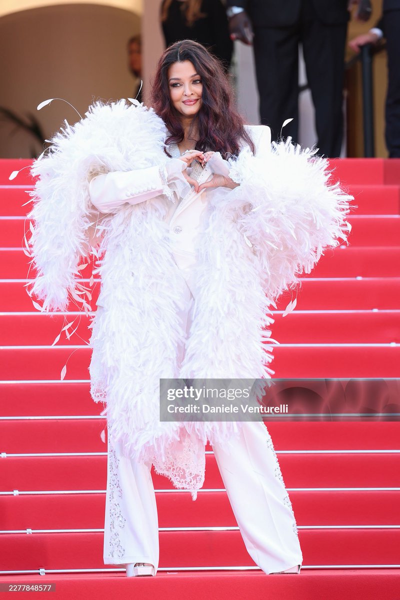 cadence99's tweet photo. All ugly, jealous, petty, mean and regressive souls can now collectively cry!!

Aishwarya Rai for the massive massive win 🔥🔥🔥🔥 https://t.co/LEhgTakAoS