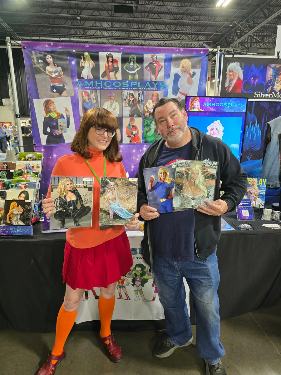 amhcosplays's tweet photo. Day 2 of #MotorCityComicCon! I wore something easily recognizable because of my interview with WXYZ. I had all sorts of Velmas wave at me throughout the day. ๐ Here are my traditional selfies with friends!
#cosplayer #mc3 #velma #cosplay #scoobydoo https://t.co/wTgAfJ4c8t