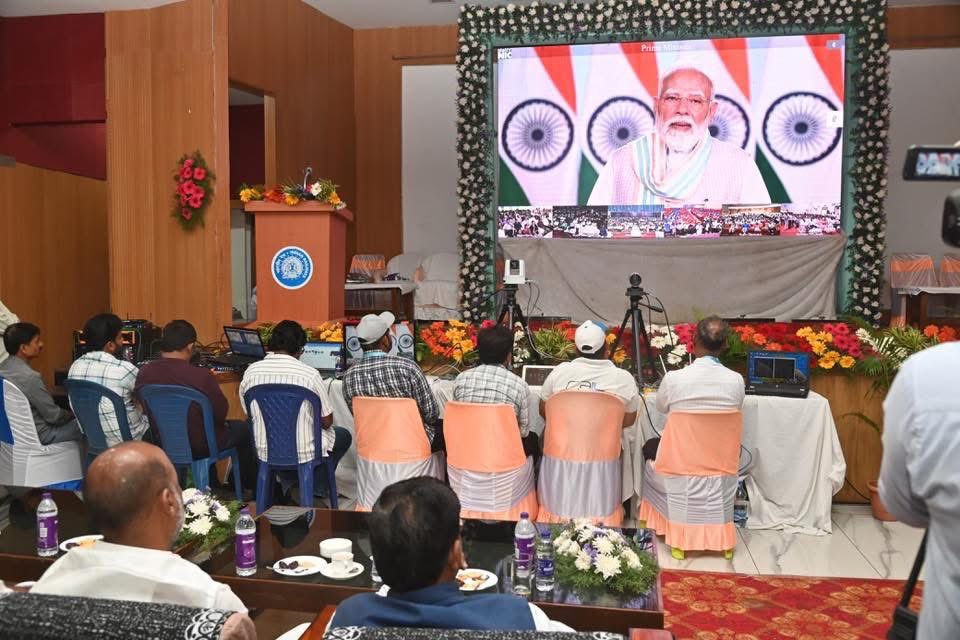 bandisanjay_bjp's tweet photo. Andhra Pradesh is emerging as the biggest beneficiary under Modi 3.0 in South India.

People in Telangana are increasingly looking towards a “double-engine government” for such  faster development.

Projects worth over ₹3 lakh crore have been launched in AP within just two years.

• Amaravati development received a ₹58,000 crore package
• ⁠Projects worth ₹13,430 crore were launched during PM Modi’s Kurnool visit 

We are committed to the development of both Telugu states.

Telangana too received more than ₹12 lakh crore in Central support over the last 12 years.

Addressed the Rozgar Mela held at the Railway Officers Club Auditorium in Guntakal, Andhra Pradesh.

Handed over appointment letters to 120 candidates and congratulated them and their parents for their achievement.

Opposition mocked Hon’ble PM Shri @narendramodi ji when the Rozgar Mela was launched in October 2022 with a target of filling 10 lakh government jobs. Despite criticism, the government has already provided over 11 lakh jobs transparently and on merit.

Another 51,000 appointment letters were being distributed across 47 locations in the 19th phase of #RozgarMela.