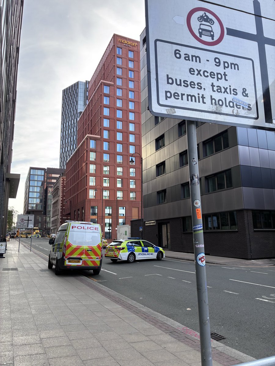 amy_e_walker's tweet photo. This is the other end of the cordon. There is strictly no admittance from this side, but guests of the Maldron Hotel are being allowed back into through Oxford Road @MENnewsdesk https://t.co/WMEZgqi053