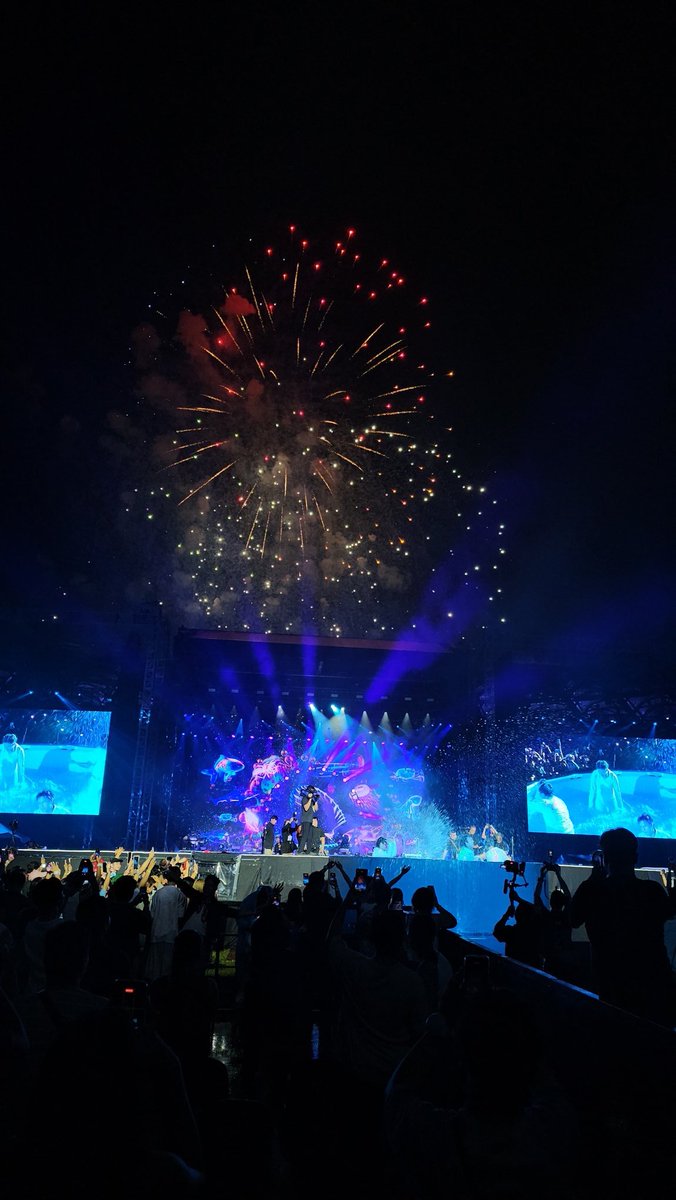 PULPMagazinePH's tweet photo. Five-piece OPM band Cup of Joe has officially closed the curtains on their historic SANDALI: The Cup of Joe Fest with a bright &amp; colorful bang!

They are the 1st OPM act to hold a solo concert at the Philippine Sports Stadium.

#PULPMagazine #CupofJoe @cupofjoemusic @viva_records https://t.co/gAUO557qvw