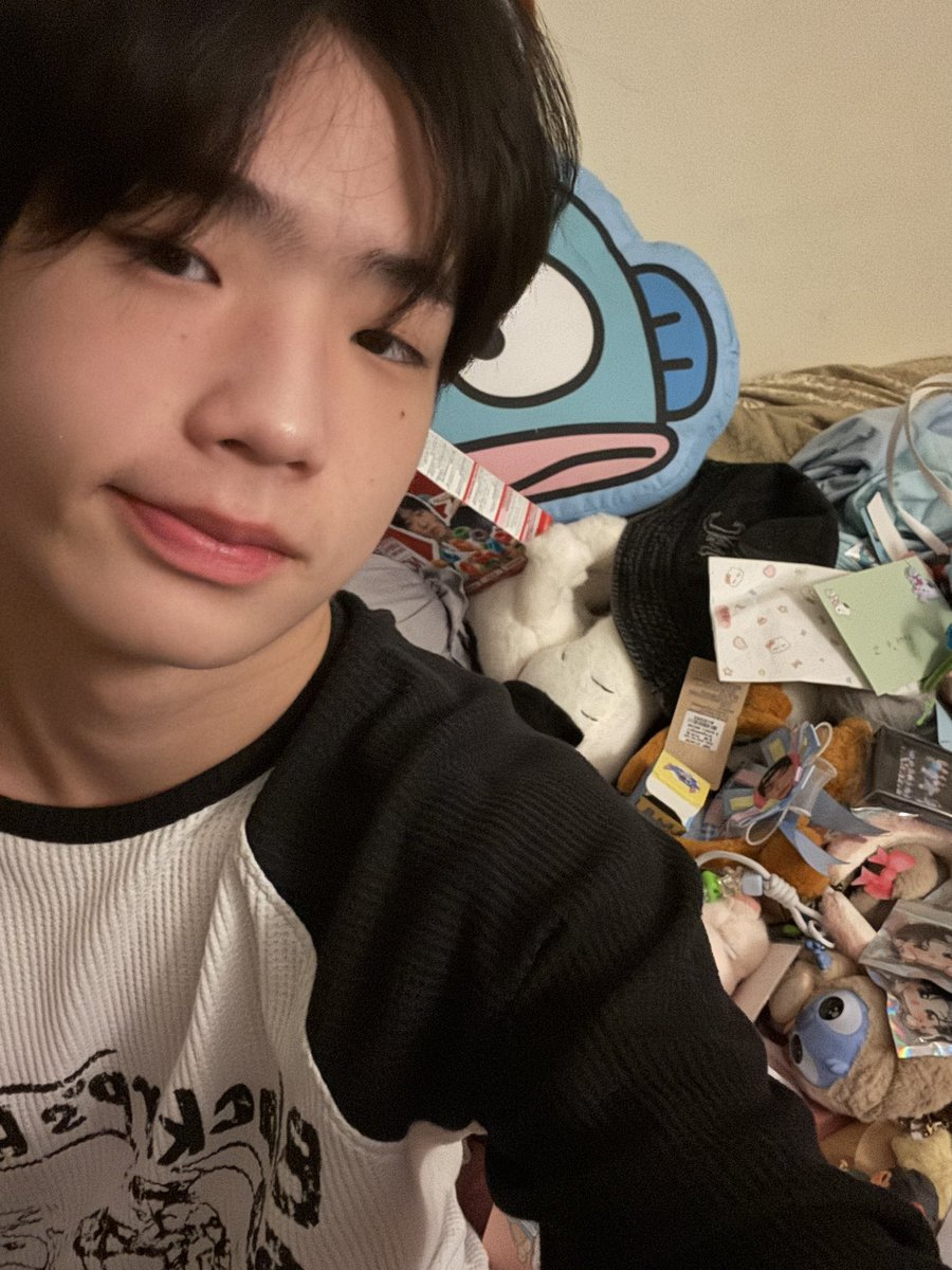 ethankahn_v's tweet photo. thank you so much for the gifts the kindness and all the great moments today, being able to meet and talk to everyone was so fun 😎😎😎 #iZ_fansignday https://t.co/CtX9OuRNSS