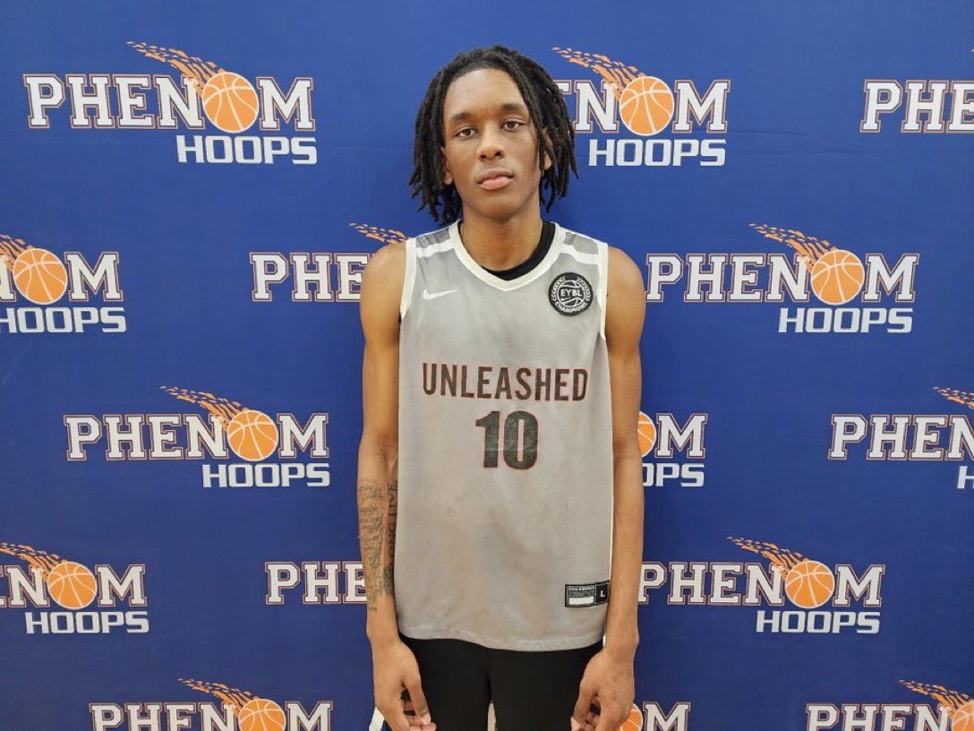 UnderratedAthl_'s tweet photo. 6’4 2028 Kaleb Copeland (Team Unleashed) is an athletic, high-energy wing with a nonstop motor. He makes up for team mistakes, guards all over the floor using his wingspan, and provides strong cleanup finishes and aggressive drives. #PhenomMDC https://t.co/nM8e8eH3ri