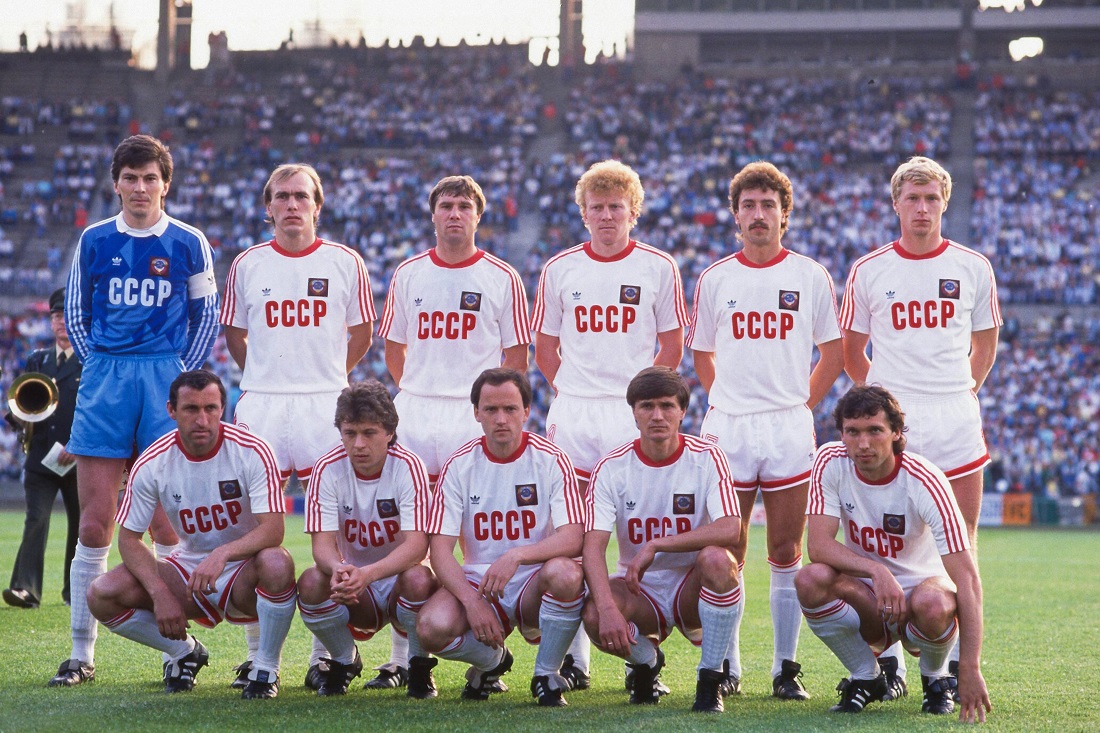 OldSchoolPanini's tweet photo. USSR 1988 (Group stage vs Republic of Ireland)
Back row: Rinat Dasaev, Vagiz Khidiyatulin, Anatoliy Demianenko, Oleg Kuznetsov, Sergey Aleinikov, Aleksey Mikhailichenko.
Front row: Tengiz Sulakvelidze, Aleksandr Zavarov, Igor Belanov, Vasiliy Rats, Oleg Protasov.
#EURO88 https://t.co/ry9En6OwR6