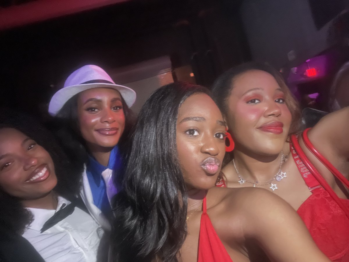 106andstevie's tweet photo. these girls were dressed as off the wall and smooth criminal mj at mj night 🥺 https://t.co/vz5PHifiaq