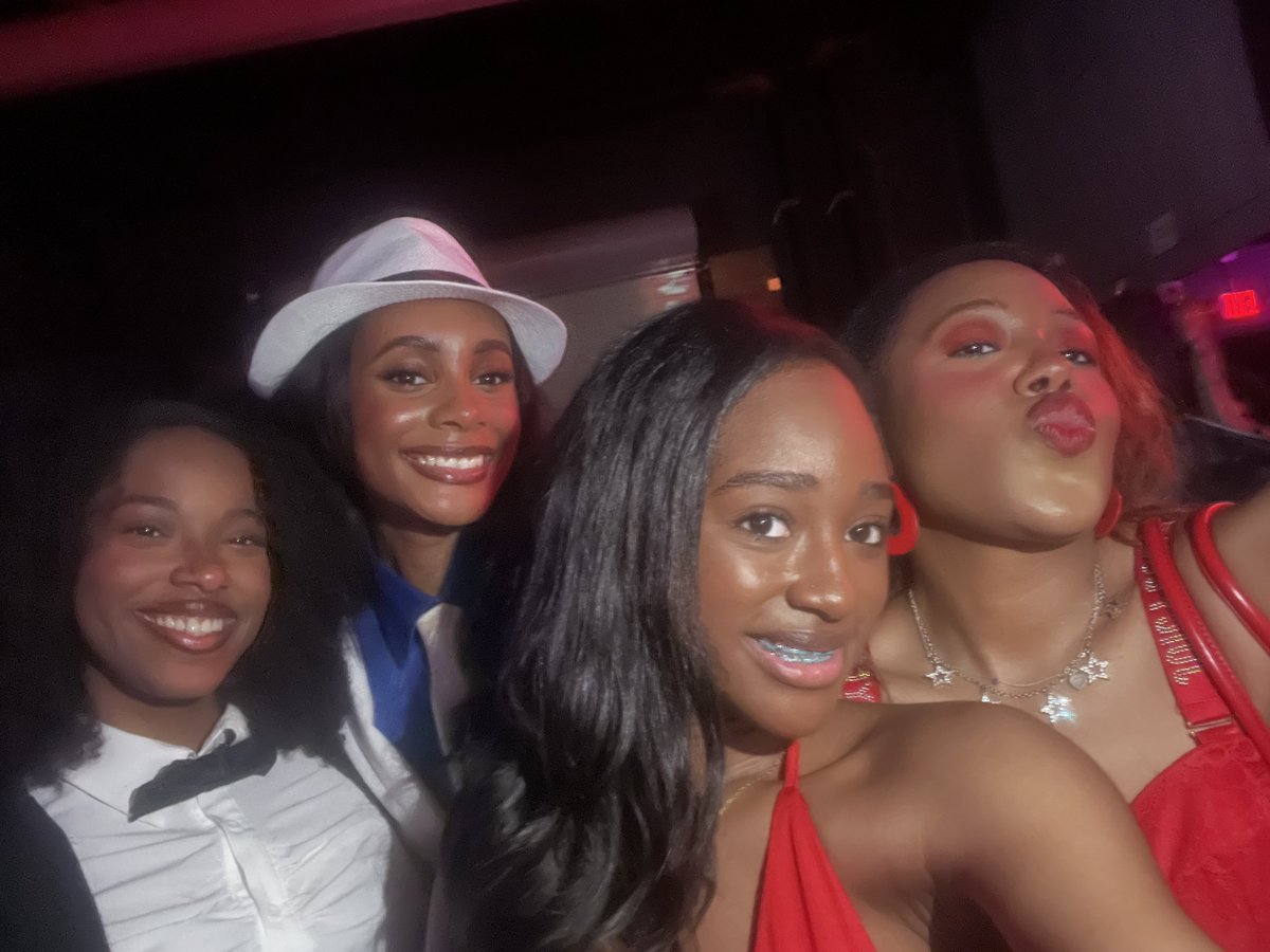 106andstevie's tweet photo. these girls were dressed as off the wall and smooth criminal mj at mj night 🥺 https://t.co/vz5PHifiaq