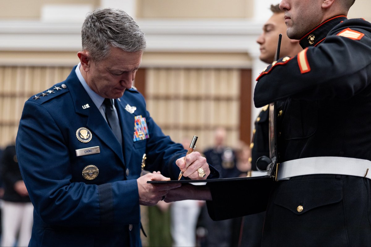 CMC_MarineCorps's tweet photo. Last night, I had the honor of hosting the 22nd Chairman of the Joint Chiefs, Gen Caine, for a Friday Evening Parade at @MBWDC. Your leadership of @thejointstaff has been tremendous as @USMC supports the Joint Force globally as the Nation’s naval expeditionary force in readiness. https://t.co/KknkTUpD7B