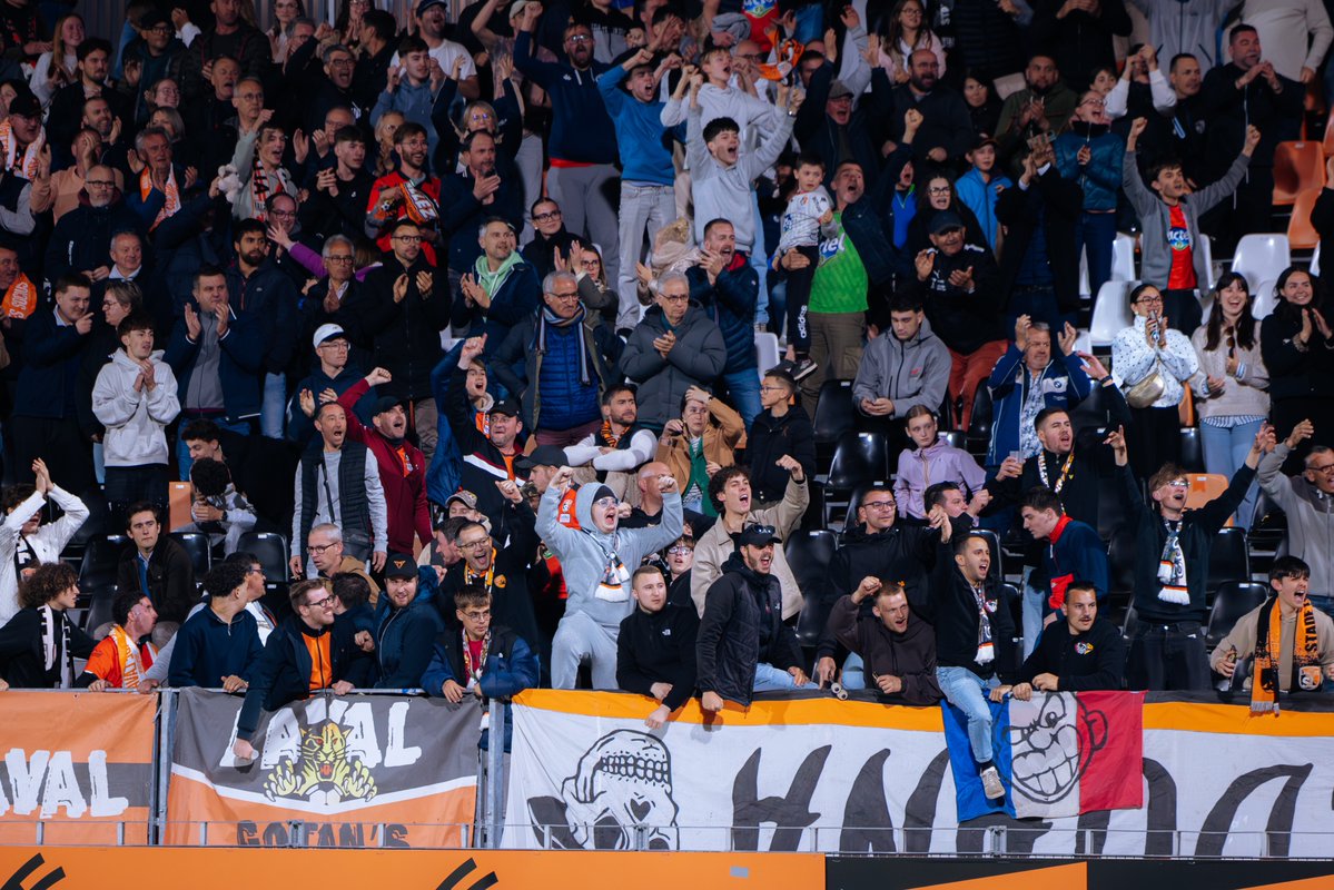 stadelavallois's tweet photo. Nous sommes à 𝐠𝐮𝐢𝐜𝐡𝐞𝐭𝐬 𝐟𝐞𝐫𝐦𝐞́𝐬 ! 🔥✅

🏟️ Demain, face au @fcr1899, vous serez 𝟗𝟔𝟐𝟎 𝐬𝐮𝐩𝐩𝐨𝐫𝐭𝐞𝐫𝐬 à donner de la voix et pousser nos 𝐓𝐚𝐧𝐠𝐨 vers une 𝐯𝐢𝐜𝐭𝐨𝐢𝐫𝐞 impérative dans ce barrage retour ! 🟠⚫️

#LAVALFCR | #SouriezCestduFootCestLaval https://t.co/HLNQwK8w8o