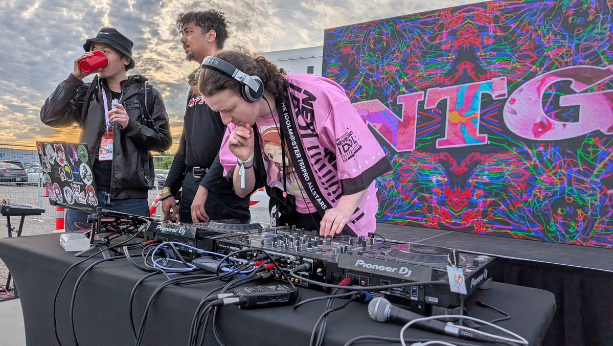 NTGdtm's tweet photo. Truck was a lot of fun! I look insane in every photo LMAO

It was really nice to see a lot of familiar faces in the crowd, great chatting with everyone! https://t.co/EbMRSwAYBN