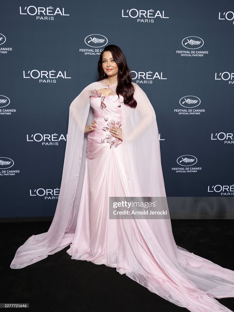 senboke07's tweet photo. #AishwaryaRaiBachchan ✨💓✨💓✨💓 https://t.co/DhJrDxlj3y