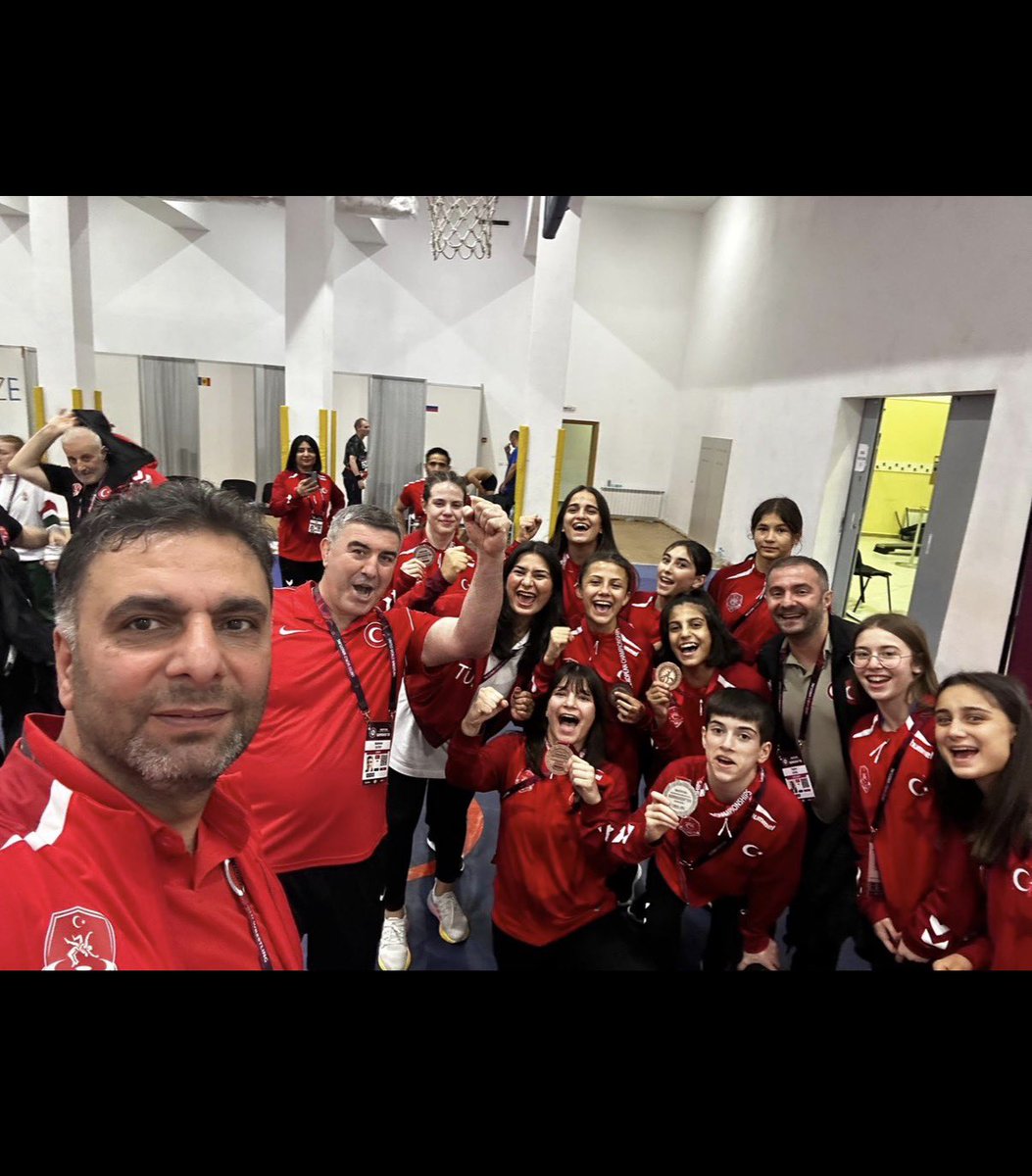 GSB_Afyon's tweet photo. Milli Sporcumuz Sebahat Işıkçı’dan Gururlandıran Başarı🇹🇷🇹🇷🇹🇷

20-24 Mayıs tarihleri arasında Bulgaristan’ın Samokov kentinde düzenlenen U-15 Serbest Güreş Avrupa Şampiyonası’nda Taşoluk Belediye Spor Kulübü sporcusu Sebahat Işıkçı, Avrupa üçüncüsü olarak bronz madalya kazandı. 🥉

Ayrıca U 15 Serbest Güreş Milli Takımımız, takım halinde Avrupa üçüncüsü oldu.

Milli takımımızı ve antrenörlerimizi, Milli sporcumuz Sebahat’i ve antrenörü Yakup Yağcı’yı tebrik eder, başarılarının devamını dileriz.

@OA_BAK @gencliksporbak
