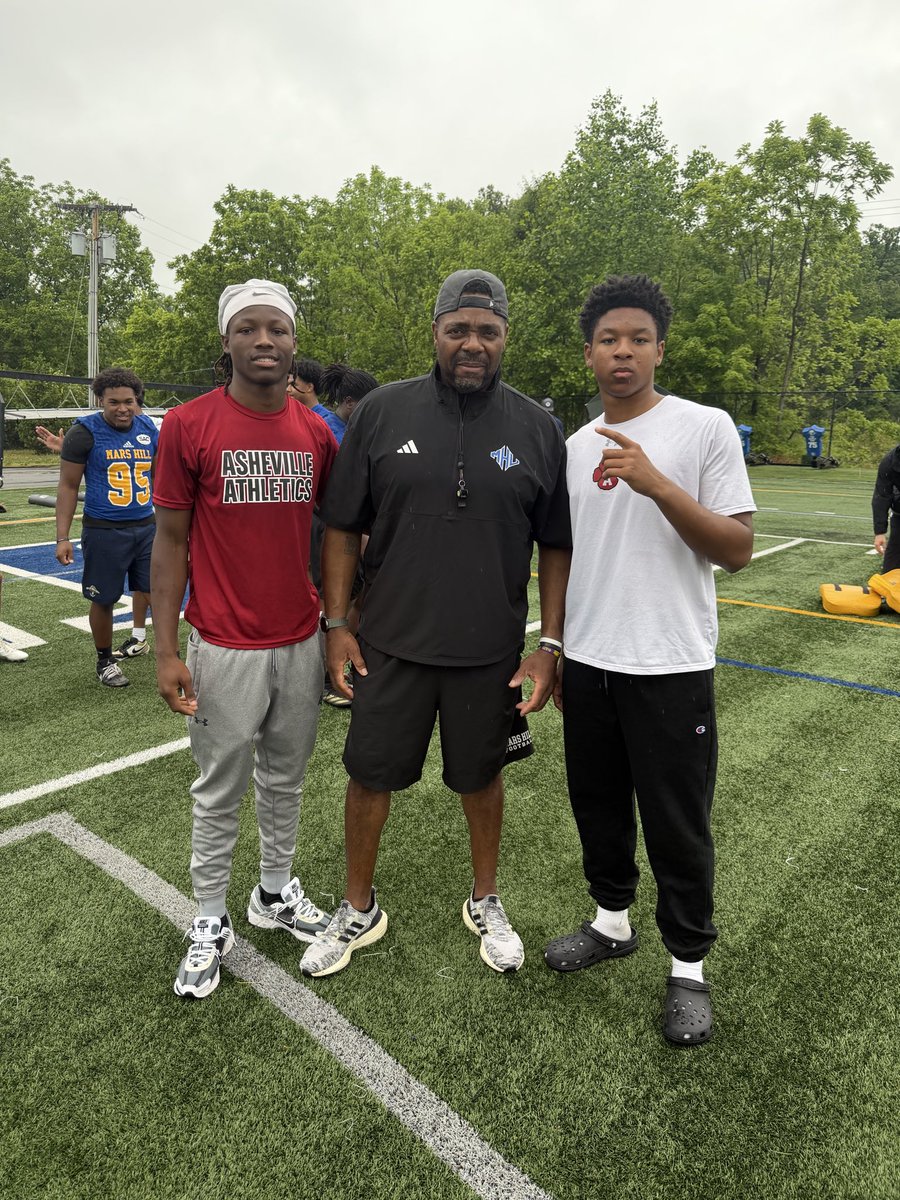 8TayWilliams's tweet photo. Great Camp today @MarsHill_FB with my Wr @_jamskyes_ 
@CoachSarratt @chuck_phifer @KBHolyman @CoachCardillo @AHSCougarsFB @CoachRadford https://t.co/4H6kBznFJH