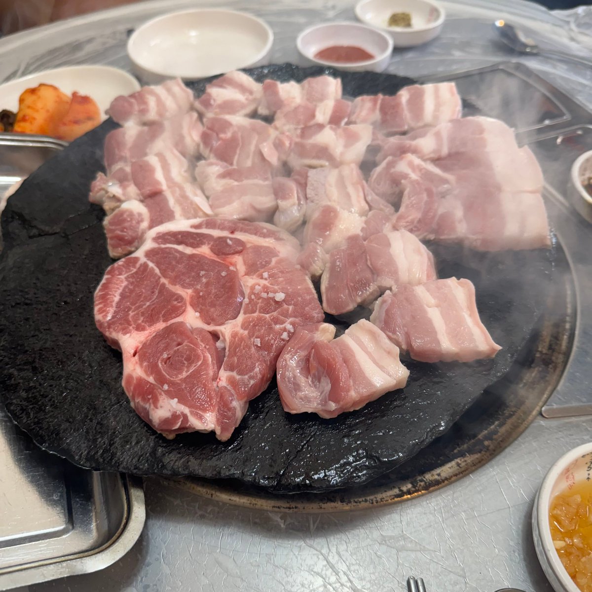 bema010_'s tweet photo. 성수가서 머햇는지, 머먹엇는지, 각시들에게 하나하나 다 보고하는거 ㅈㄴ웃기고기엽고.. https://t.co/p2DheIBRrZ
