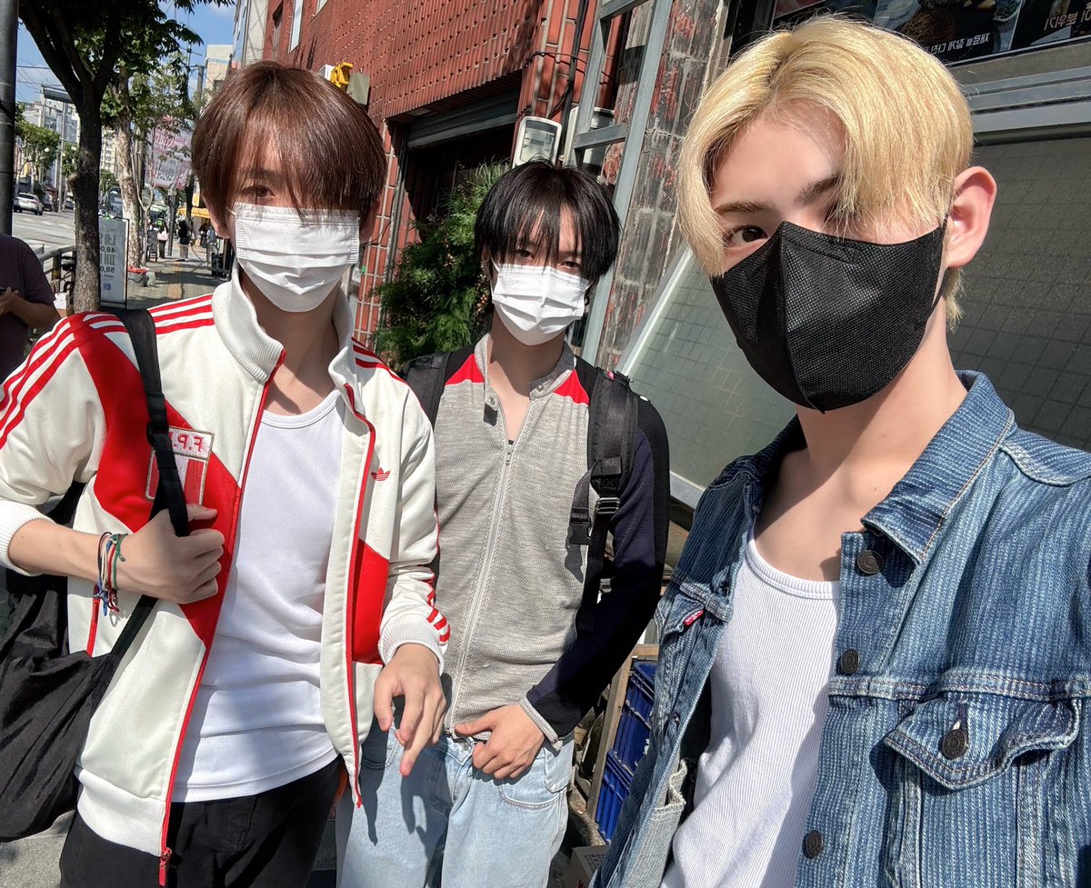 bema010_'s tweet photo. 성수가서 머햇는지, 머먹엇는지, 각시들에게 하나하나 다 보고하는거 ㅈㄴ웃기고기엽고.. https://t.co/p2DheIBRrZ