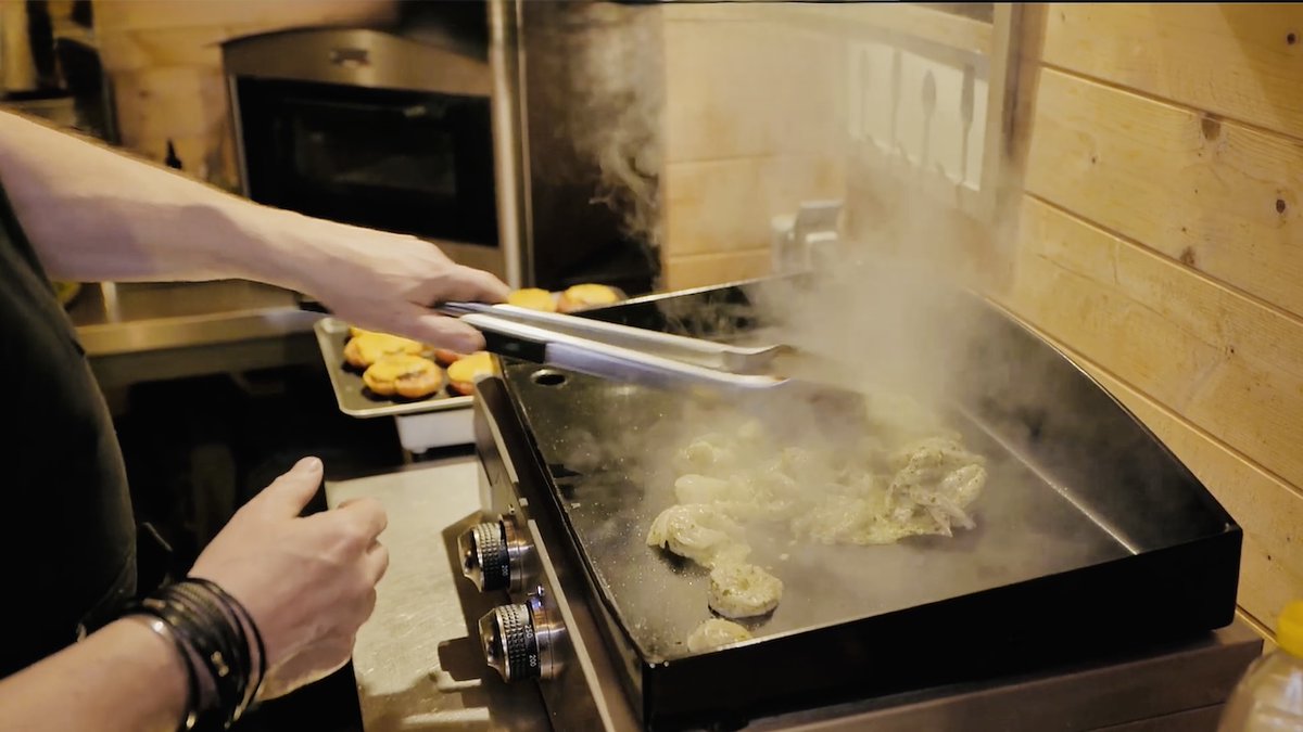 HikariGroupe's tweet photo. 👑🔥 Les rois de la plancha sur le grill !
Un Français sur 3 a la sienne, mais à Hossegor, place au Championnat du monde ! Amateurs et pros s'affrontent sous l'œil d'un jury d'exception. Qui sera sacré ? 🏆🍳
▶️ Reportage ce dimanche à 17h20 dans #66Minutes sur @M6. https://t.co/5C1uV7gcDE