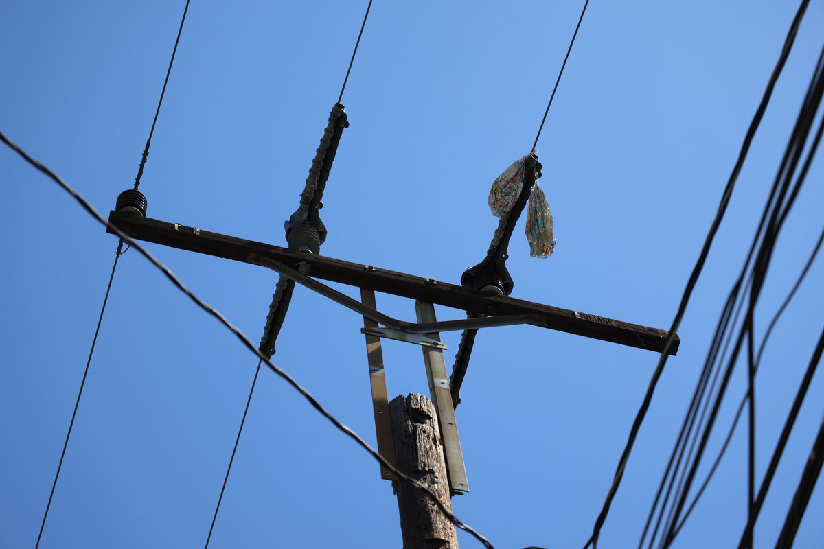 SCE's tweet photo. For SCE troubleman Matt McLain, reports of balloons in power lines are all too common. Using specialized tools and training, he safely removes hazards that could cause outages, explosions or downed wires. Our crews help keep power flowing. https://t.co/RgPqmHMPtD https://t.co/DpjwhiL4fL