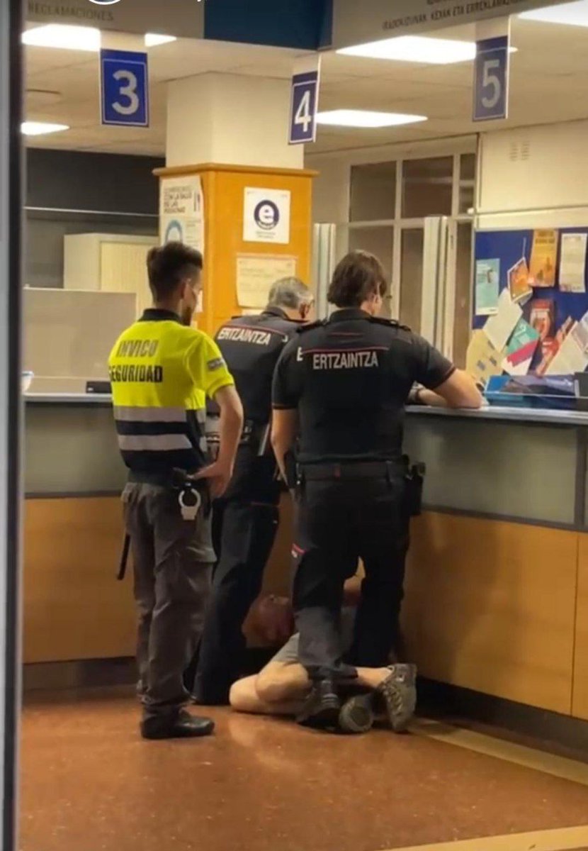 TxabiBranka's tweet photo. Ertzaintza-ren zigorgabetasun-maila hain handia denez, Deustuko anbulatorioan, Bilbon, Flotillako jarraitzaile zauritu bat jazartzen jarraitzen du. https://t.co/sG48KLcaoi